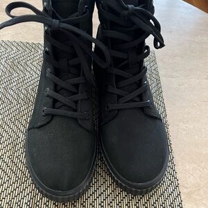 Women’s Timberland  ankle boots size 6. Never worn.